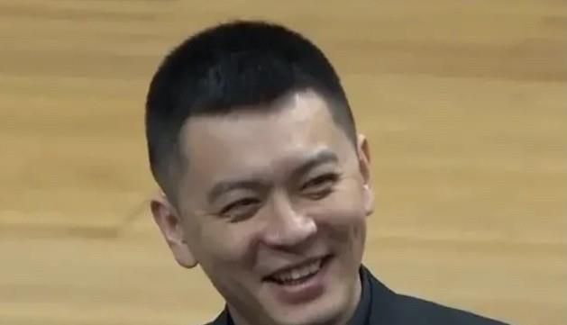 她是个不折不扣风骚女子